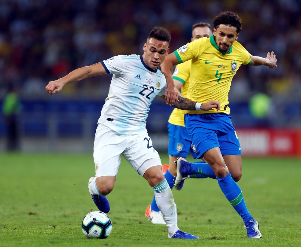 Marquinhos no combate a Lautaro Martínez, em Brasil x Argentina — Foto: Yuri Edmundo/EFE