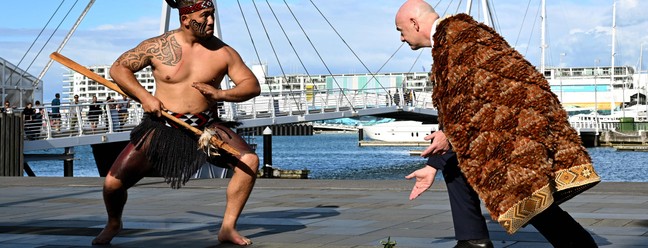 O presidente da FIFA, Gianni Infantino, aceita um Desafio Guerreiro durante recepção maori antes da cerimônia de sorteio da COPA do Mundo Feminina, em Auckland — Foto: William WEST / AFP