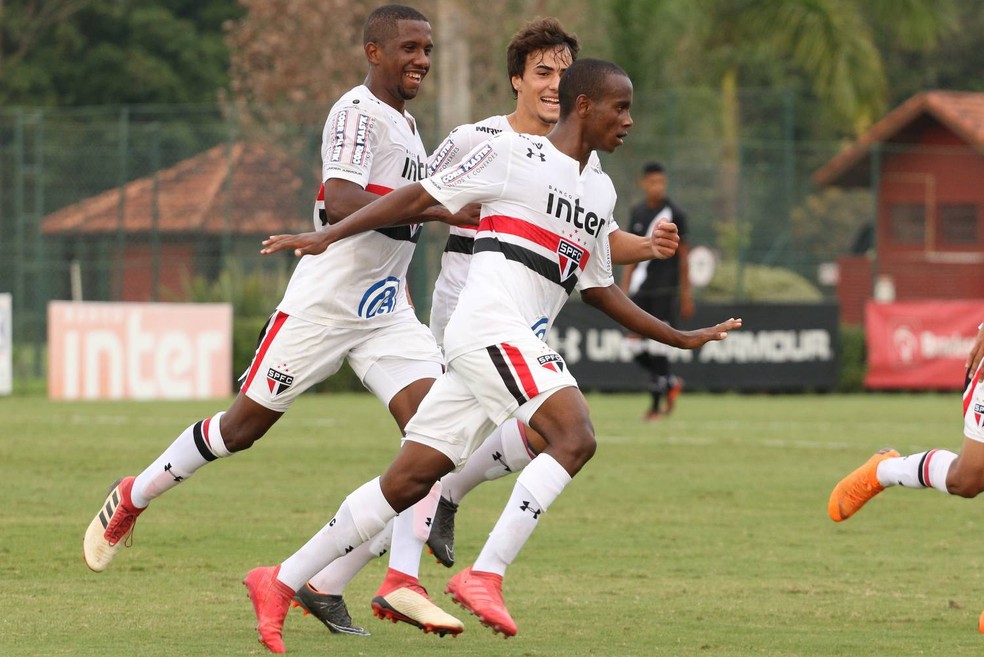 Helinho vai renovar contrato com o SÃ£o Paulo (Foto: Igor Amorim / saopaulofc.net)