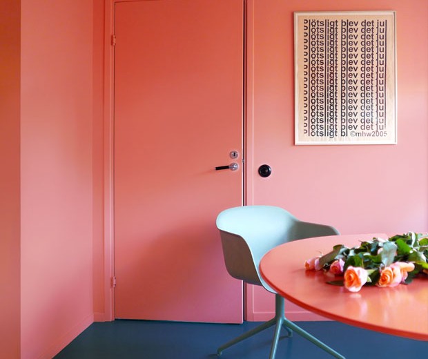 Cores vibrantes mudaram totalmente este apartamento sueco (Foto: Tekla Evelina Severin/Sight Unseen/Divulgação)