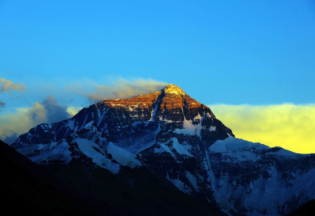 QOMOLANGMA, TIBET - APRIL 29: (CHINA OUT) A general view of Mt. Qomolangma (Mount Everest) from the media center at Rongbuk Base Camp as organisers prepare to cover the ascent of the Beijing Olympic flame to the world's highest peak on April 29, 2008 in Q (Foto: Visual China Group via Getty Ima)