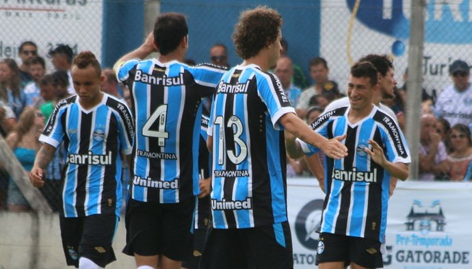 Joia e ataque gringo não brilham, e reservas salvam Grêmio em 1º teste