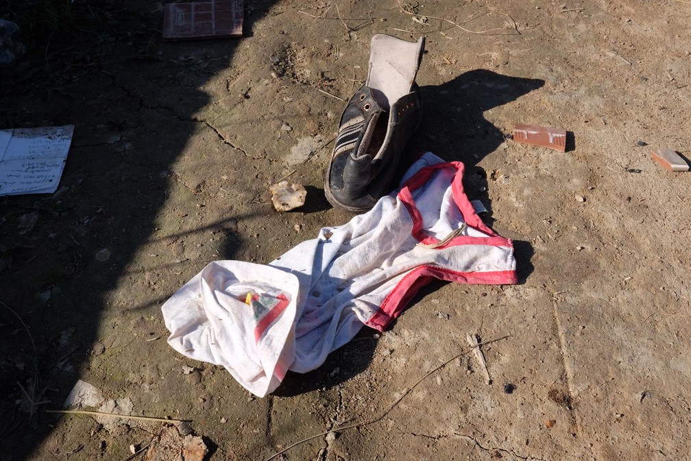 Roupas e calçados de venezuelanos foram abandonados em meio aos atos de vandalismo em Pacaraima, Norte de Roraima (Foto: Inaê Brandão/G1 RR)