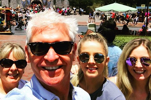 O apresentador de TV inglês Phillip Schofield com a esposa e as filhas (Foto: Instagram)