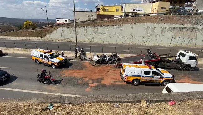Acidente fecha trânsito na MG-010