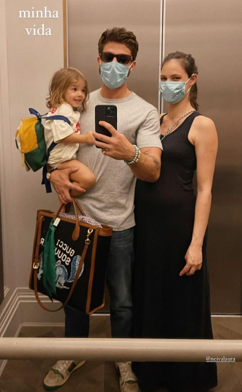 Laura Neiva exibe barrigão de segunda gravidez em selfie de Chay Suede no elevador (Foto: Instagram)