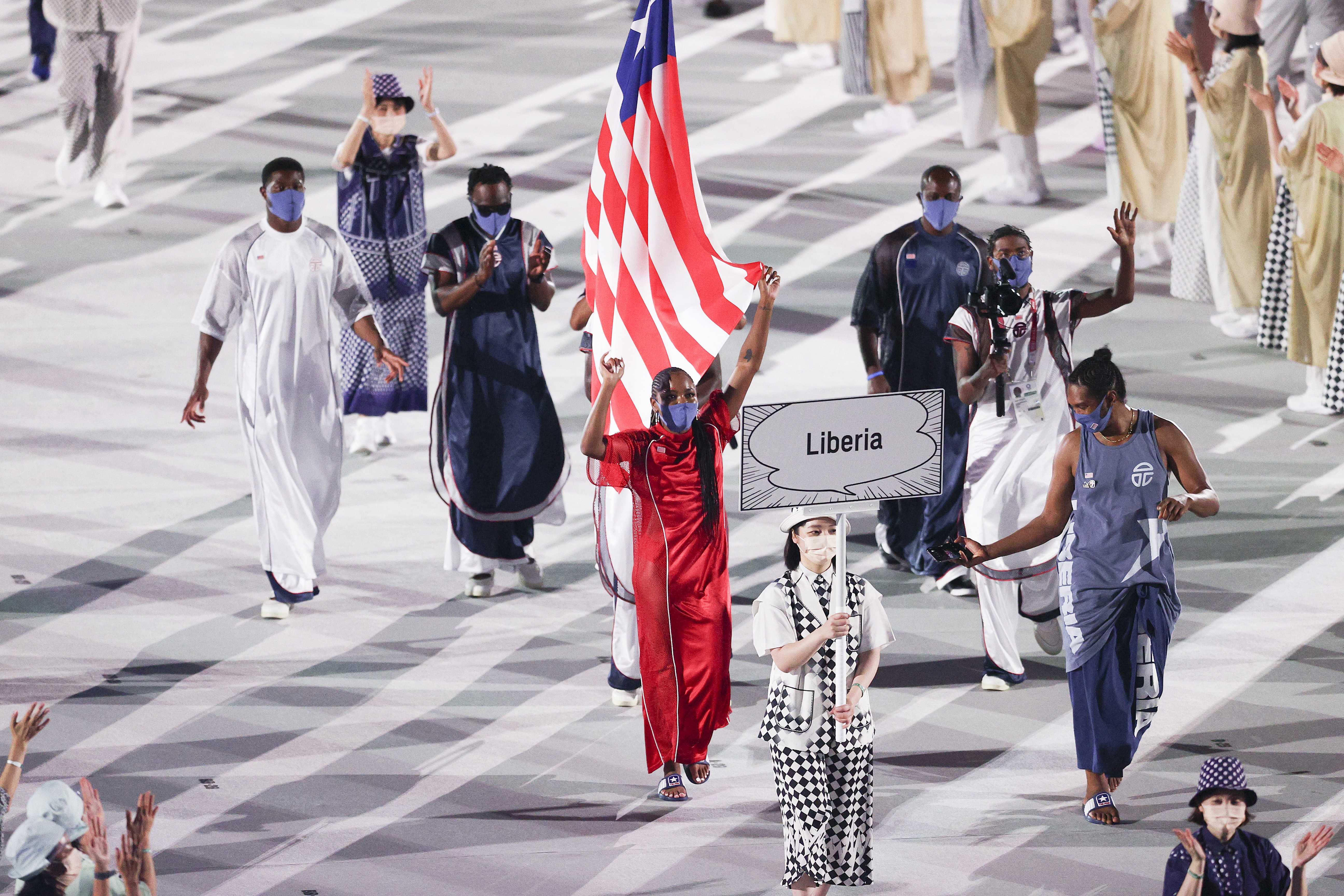 TOKYO, JAPAN - JULY 23: Flag bearers Ebony Morrison and Joseph Fahnbulleh of Team Liberia during the Opening Ceremony of the Tokyo 2020 Olympic Games at Olympic Stadium on July 23, 2021 in Tokyo, Japan. (Photo by Patrick Smith/Getty Images) (Foto: Getty Images)