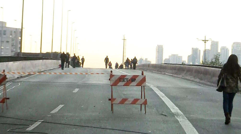 Ponte do Jaguaré continua interditada para circulação de veículos nesta segunda — Foto: Reprodução TV Globo