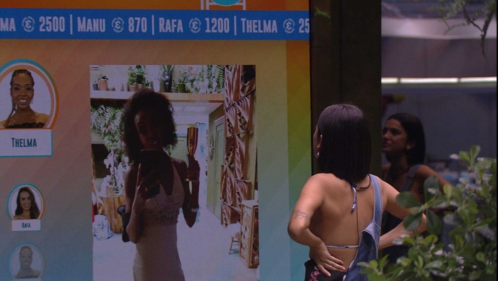 Manu observa cronômetro na sala do BBB20: 'Um dia, seis horas e 52 minutos' — Foto: Reprodução/Globo