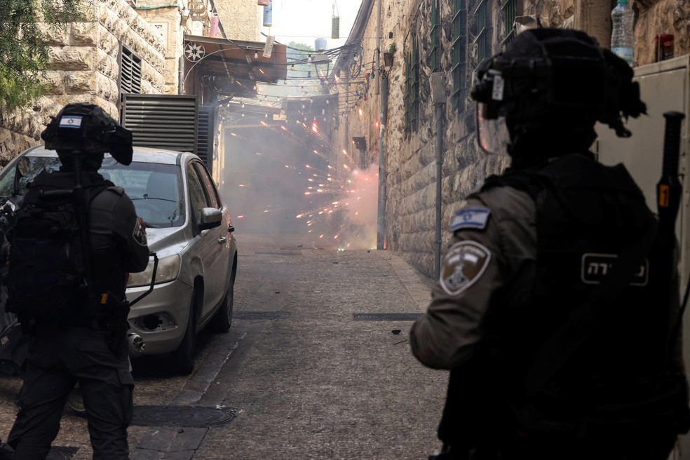 Policiais israelenses disparam balas de borracha contra manifestantes palestinos que carregavam pedras — Foto: Ammar Awad/ Reuters
