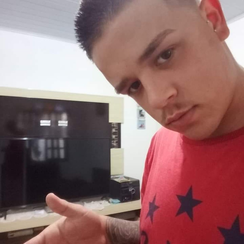 Rapaz foi encontrado caído na Prainha Branca, em Guarujá, SP — Foto: Reprodução/ Redes Sociais
