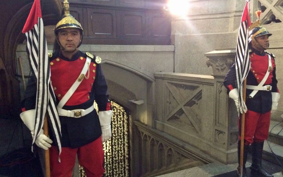 Guardas tomam conta da entrada da cripta, onde Dom Paulo será seputado (Foto: Tahiane Stochero/G1)