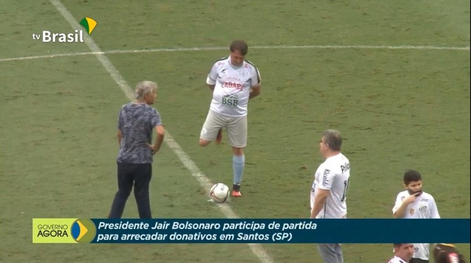Frame da partida de futebol beneficente que teve a participação do presidente Jair Bolsonaro, em Santos (SP)