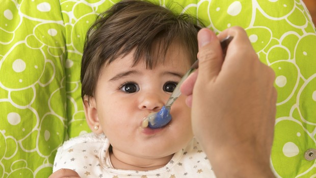 Bebê comendo papinha (Foto: Thinkstock)