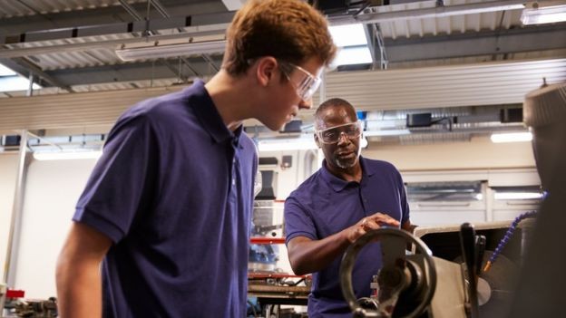 Para Schleicher, universidade não deve ser vista como 'único caminho para o sucesso' e o Brasil deveria ampliar oportunidades de capacitação em áreas técnicas (Foto: MONKEYBUSINESSIMAGES/GETTY IMAGES via BBC News Brasil) Para Schleicher, universidade não deve ser vista como 'único caminho para o sucesso' e o Brasil deveria ampliar oportunidades de capacitação em áreas técnicas (Foto: MONKEYBUSINESSIMAGES/GETTY IMAGES via BBC News Brasil)