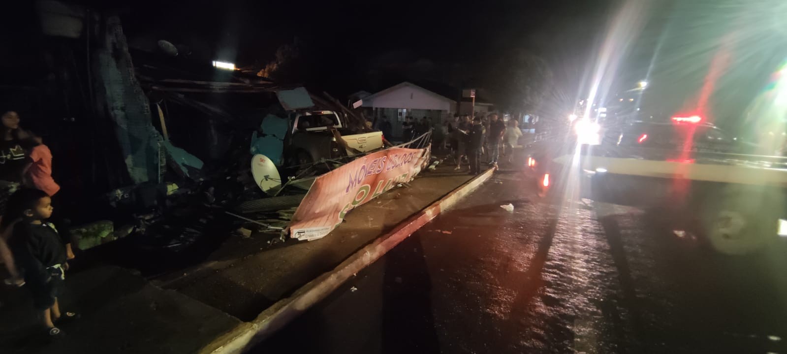 Motorista abandona caminhonete após perder o controle da direção e invadir loja de móveis em MT