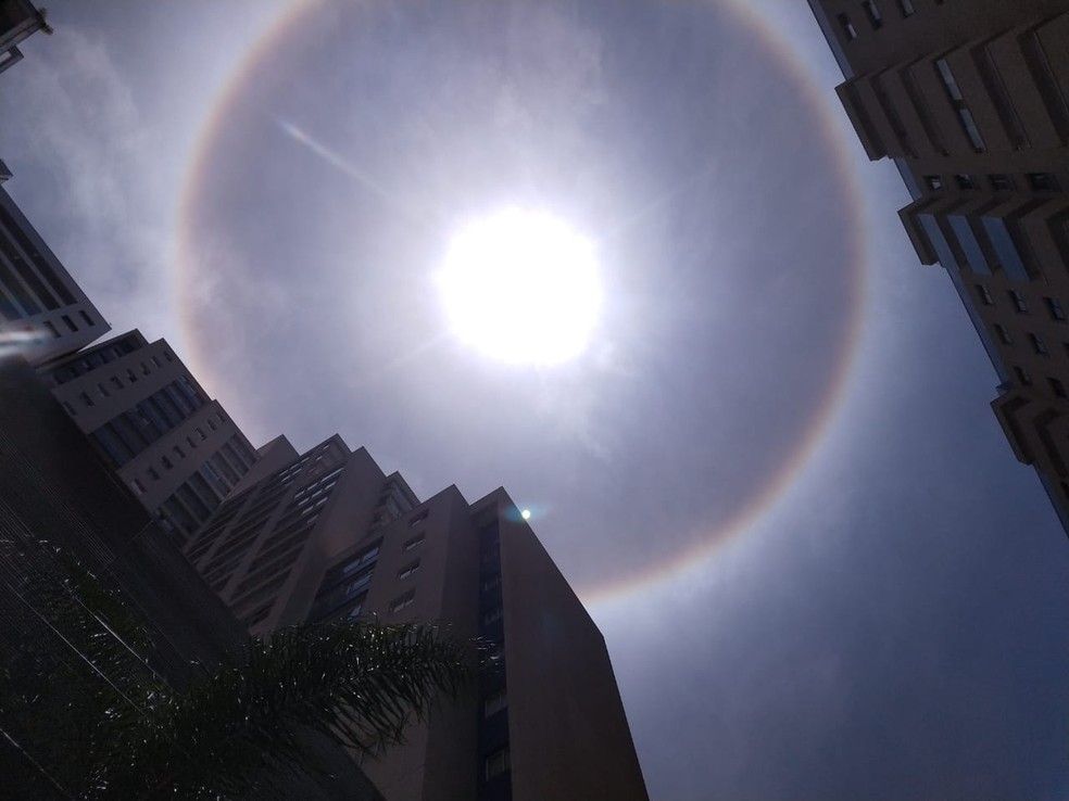 Fenômeno raro, 'halo solar' chama atenção no céu de Brasília; foto tirada neste sábado (7) — Foto: Lorena Marques/Arquivo pessoal