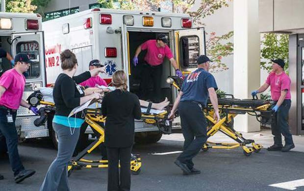 Ambulâncias chegam com feridos ao hospital Mercy, em Roseburg, depois que um atirador disparou nesta quinta-feira (1º) na faculdade Umpqua, no Oregon (Foto: Aaron Yost/Roseburg News-Review via AP)