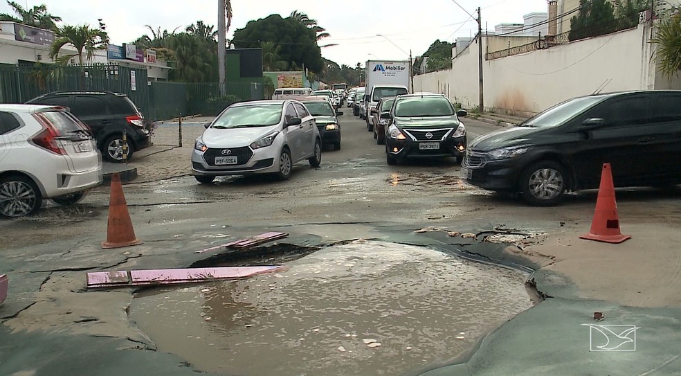 Asfalto cedeu e abriu uma cratera, causando congestionamento na região do bairro Olho D'Água em São Luís.  — Foto: Reprodução/TV Mirante