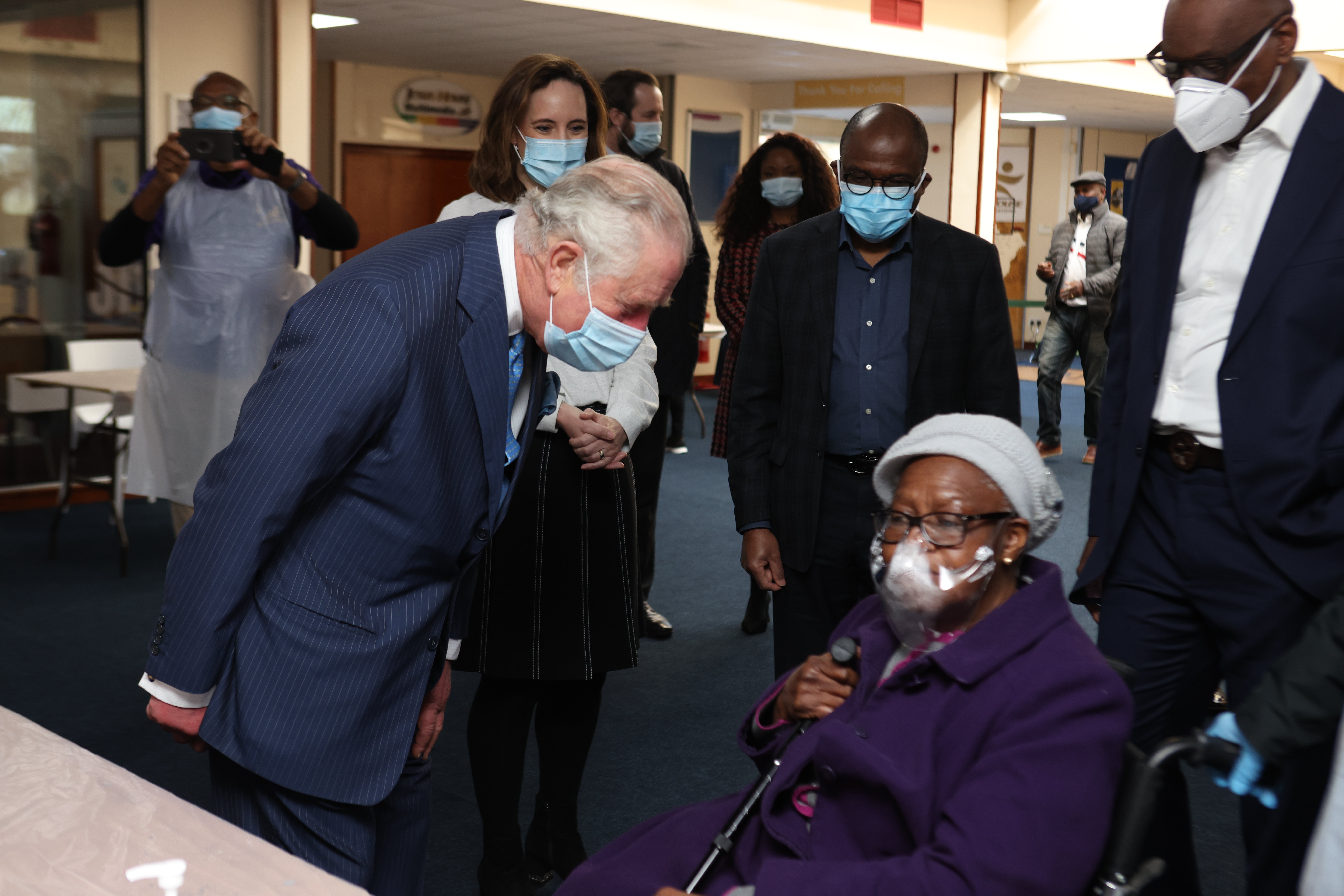 LONDON, ENGLAND - MARCH 09: Prince Charles, Prince of Wales visits Jesus House church to see an NHS vaccine pop-up clinic in action on March 9, 2021 in London, England. The Prince was shown round by Pastor Agu Irukwu and learnt about community work to com (Foto: Getty Images)