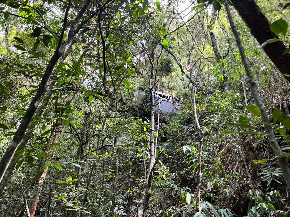 O veículo estava em um local de difícil acesso — Foto: 2º Pelotão Ambiental de Canela/Divulgação