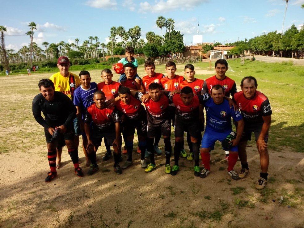 Atletas do time Nacional de SÃ£o Domingos estavam jogando durante o treino quando foram atingidos pelo raio. â€” Foto: Arquivo pessoal