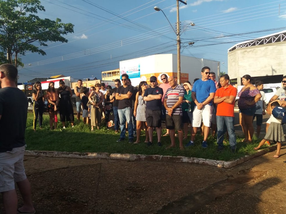 Moradores reÃºnem em manifestaÃ§Ã£o por exoneraÃ§Ã£o de delegado regional  â€” Foto: Cassia Rangel/ TV Anhanguera 