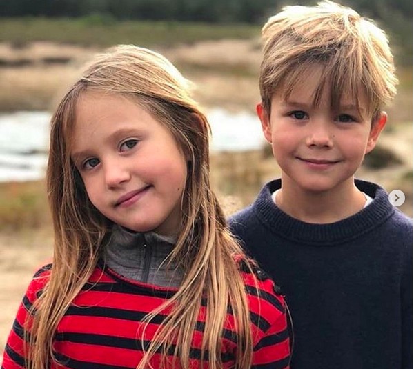 O Príncipe Vicent e a Princesa Josephine em foto divulgada pela Princesa Mary da Dinamarca para celebrar os 8 anos das crianças (Foto: Instagram)