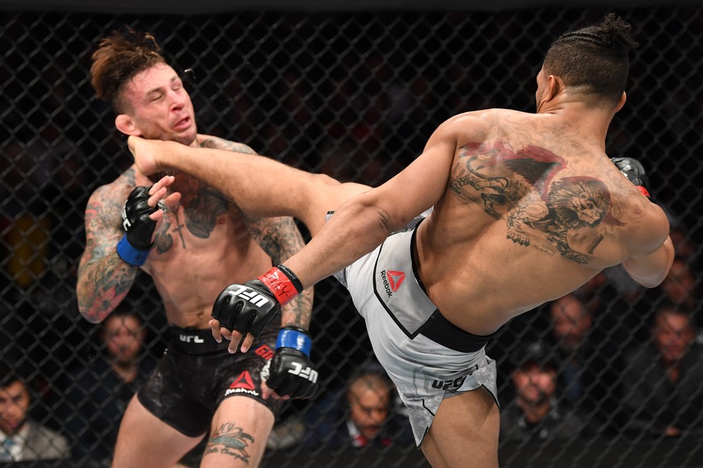 Kevin Lee acerta o chute que nocauteou Gregor Gillespie no UFC 244 — Foto: Getty Images