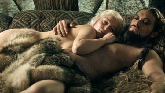 Atriz foi surpreendida por pegadinha de Jason Momoa com meia rosa no lugar de tapa-sexo em filmagem de 'Game of Thrones'. Entenda
