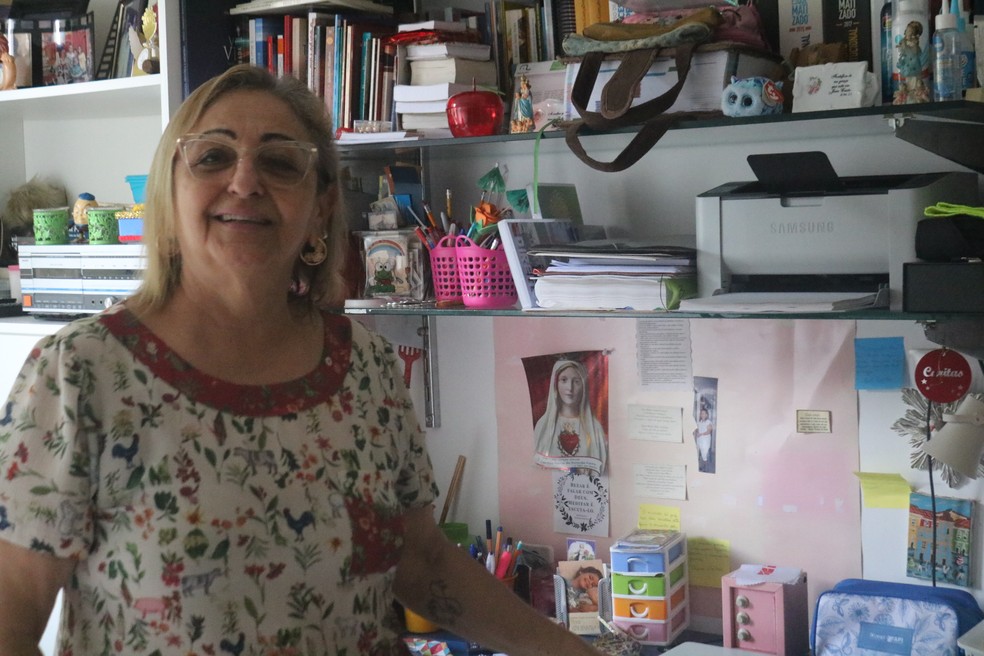 Ela transformou um quarto do apartamento em um escritório para poder estudar. — Foto: Maria Romero/G1