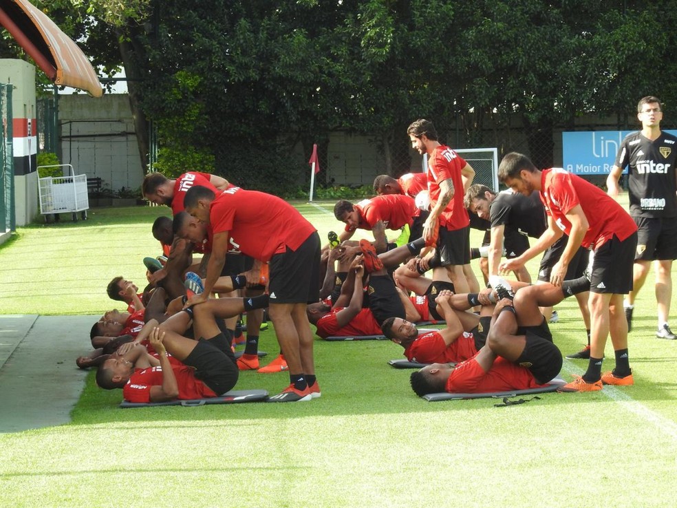 Jogadores do São Paulo durante o aquecimento do treino desta sexta-feira — Foto: Marcelo Hazan