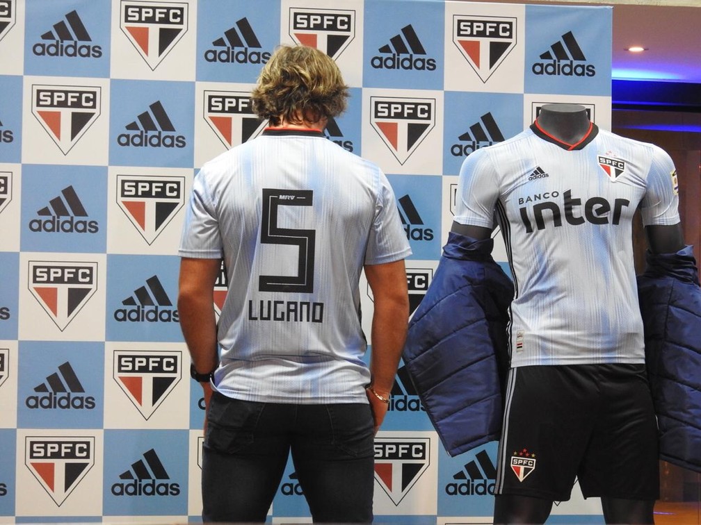 Terceira camisa do São Paulo terá número e nome estampados na cor preta — Foto: Eduardo Rodrigues