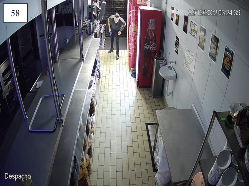 3h24: Vigilante entra na cozinha do restaurante Vasto e percebe o cheiro de gás no local. — Foto: Polícia Civil