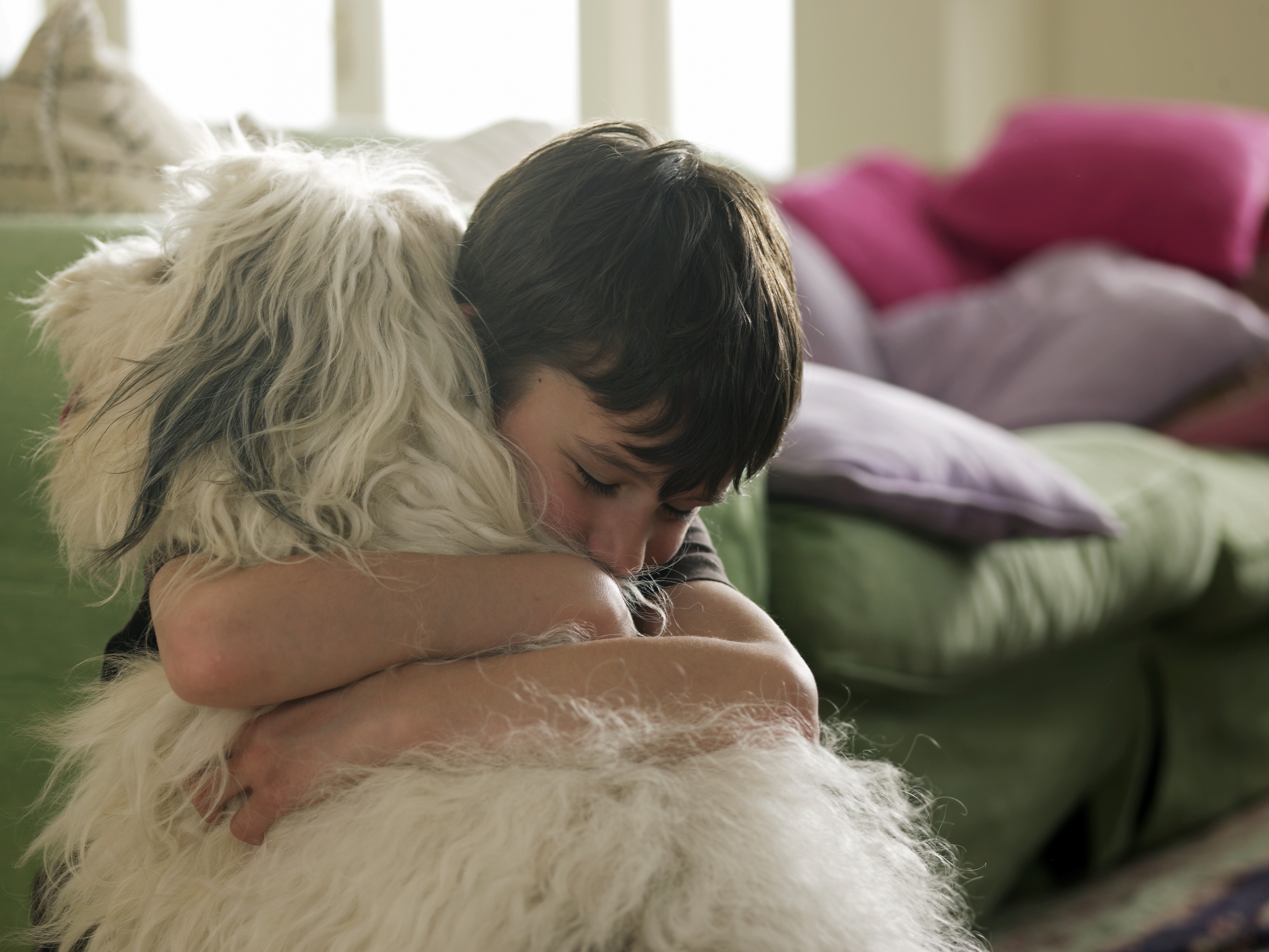 Menino abraçando cachorro (Foto: Getty Images)