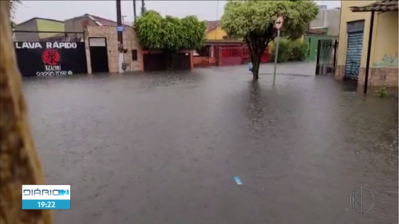 Chuva forte alaga cidades do Alto Tietê e gera transtornos a moradores