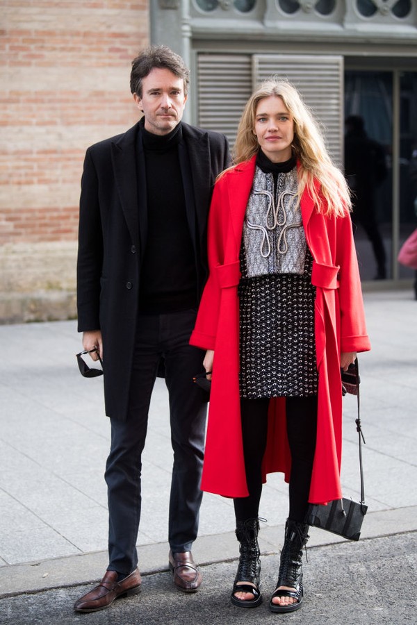 PARIS, FRANCE - JANUARY 20: Natalia Vodianova and Antoine Arnault attend the Louis Vuitton Fall/Winter 2022/2023 show as part of Paris Fashion Week on January 20, 2022 in Paris, France. (Photo by Jacopo Raule/Getty Images) (Foto: Getty Images)