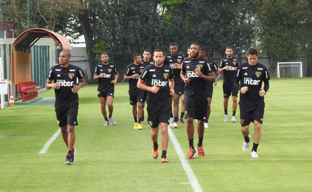 Quem joga? Titulares do São Paulo correm no campo; Hudson fica no Reffis