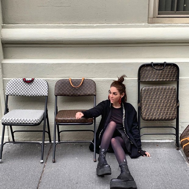 Esta designer tem transformado bolsas da Louis Vuitton em cadeiras