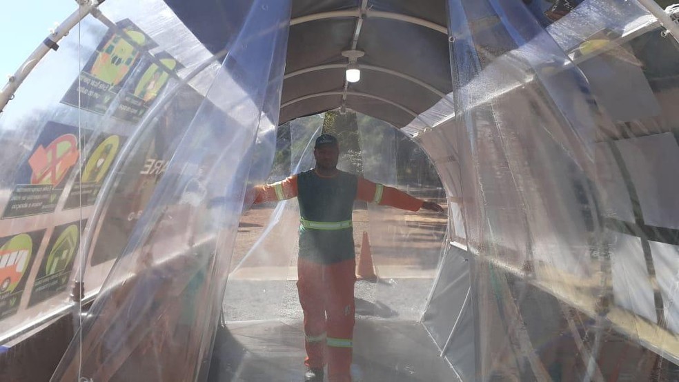 Túnel desinfectante criado para higienização dos garis do DF — Foto: Sustentare Saneamento/Divulgação