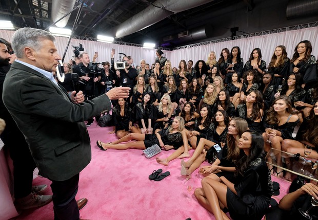 Ed Razek conversa com modelos da Victoria's Secret nos bastidores do desfile da grife, em 2018 (Foto: Dia Dipasupil/Getty Images)