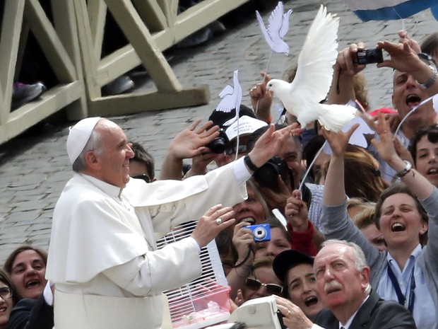 O Papa Francisco segura um pombo antes da sua audiência geral de quarta-feira na Praça de São Pedro, no Vaticano. (Foto: Stefano Rellandini/Reuters)