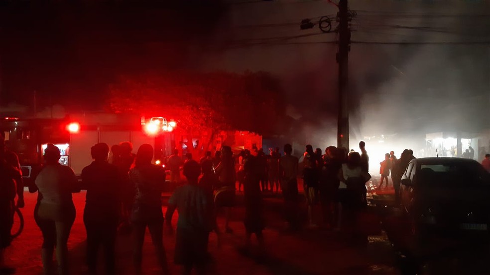 Corpo de Bombeiros combate as chamas em mercadinho na Grande Natal — Foto: Sérgio Henrique Santos/Inter TV Cabugi