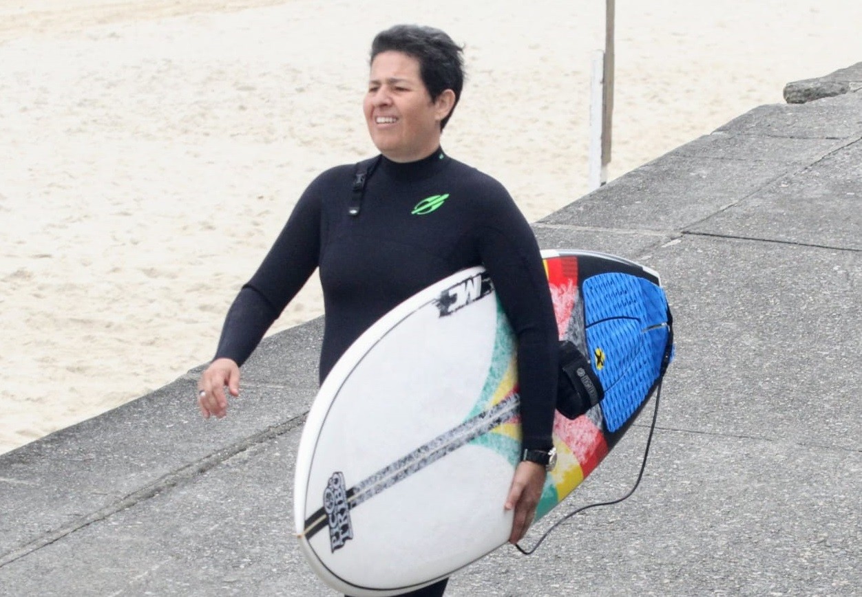 Adriane Bonato aproveita dia para surfar na Praia de São Conrado, no Rio (Foto: Daniel Delmiro/AgNews)