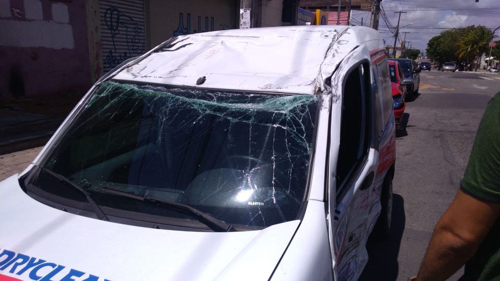 Teto e para-brisa de furgão que capotou ficaram destruídos. Acidente aconteceu na manhã deste sábado (11) na Zona Sul de Natal — Foto: Geraldo Jerônimo/Inter TV Cabugi