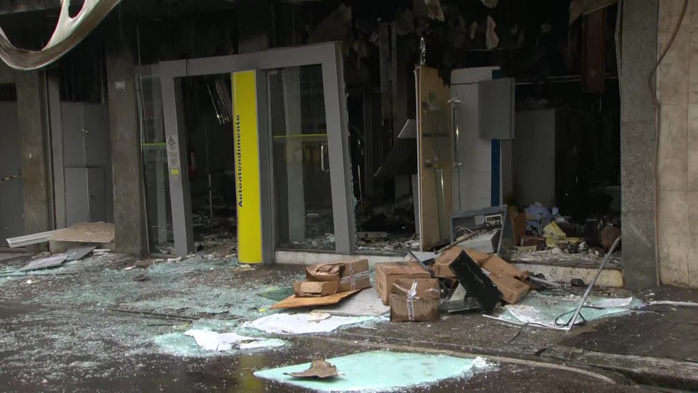 Agência bancária incendiada por criminosos em Mesquita, na Baixada Fluminense, ficou completamente destruída — Foto: Reprodução/ TV Globo