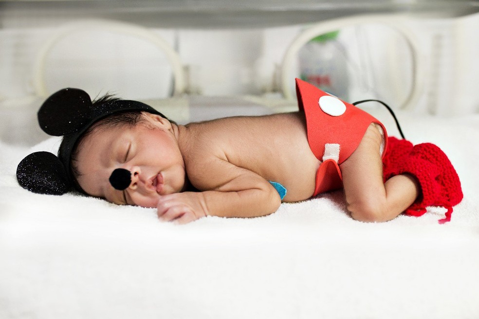 Bebê prematura com fantasia de Minnie — Foto: Saúde-DF/Divulgação
