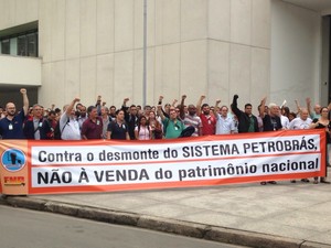 Trabalhadores estenderam faixas no bairro do Valongo (Foto: Guilherme Lúcio da Rocha/G1)