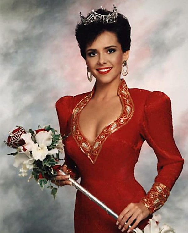 Uma foto de Leanza Cornett quando foi coroada Miss America, em 1993 (Foto: Facebook)