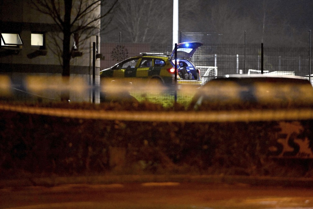 Viatura policial é vista com a tampa do porta-malas aberta em rua da Irlanda do Norte — Foto: Oliver McVeigh/PA via AP